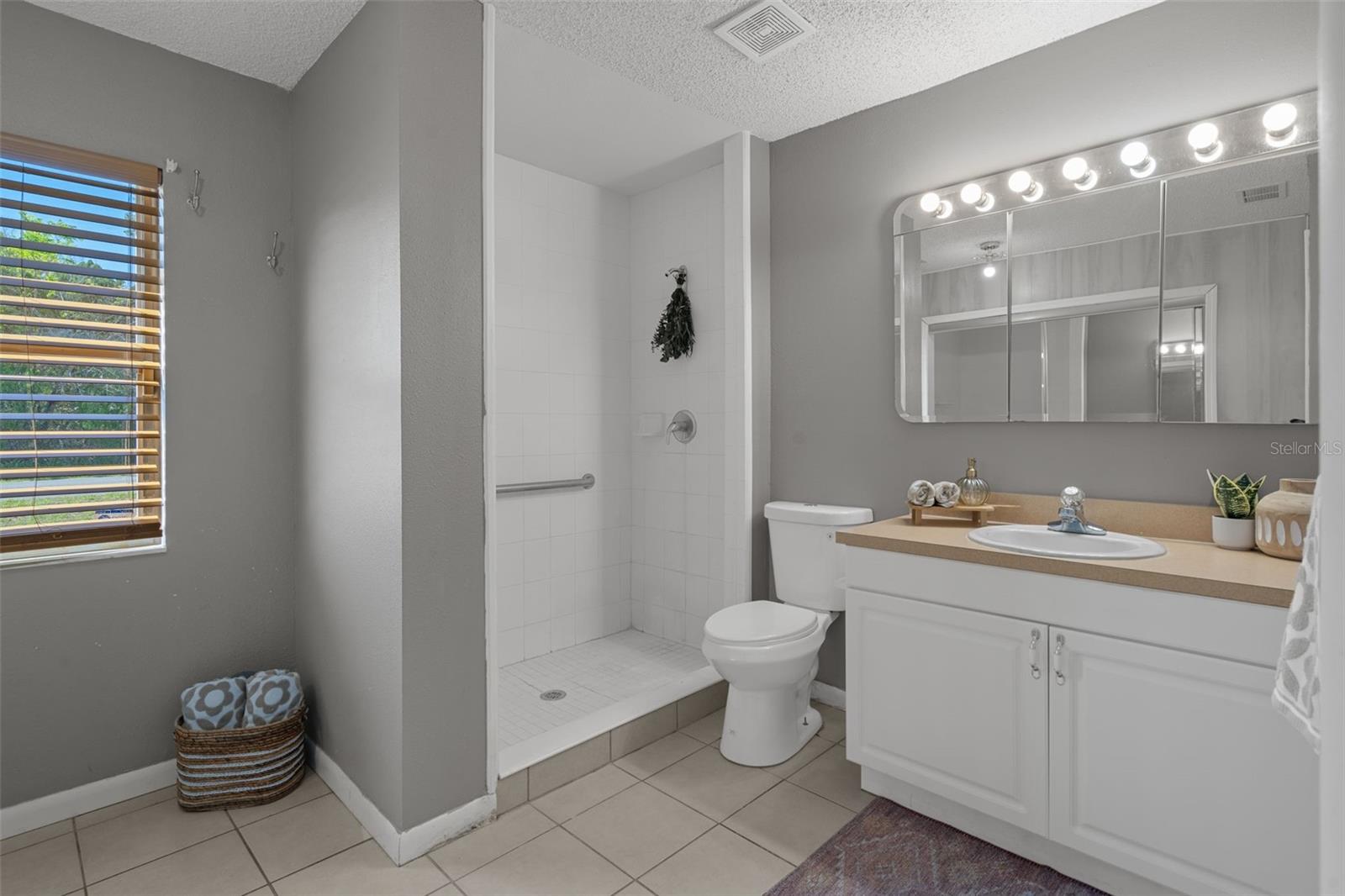 Image 18 of 38 For 2079 Trenton Avenue