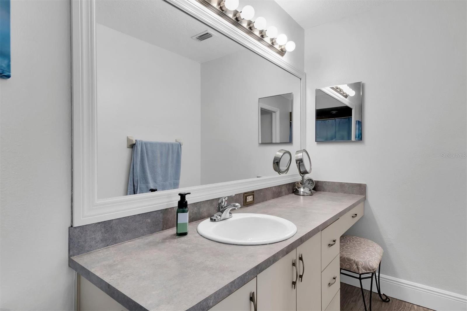 Image 15 of 32 For 9242 Santa Monica Way