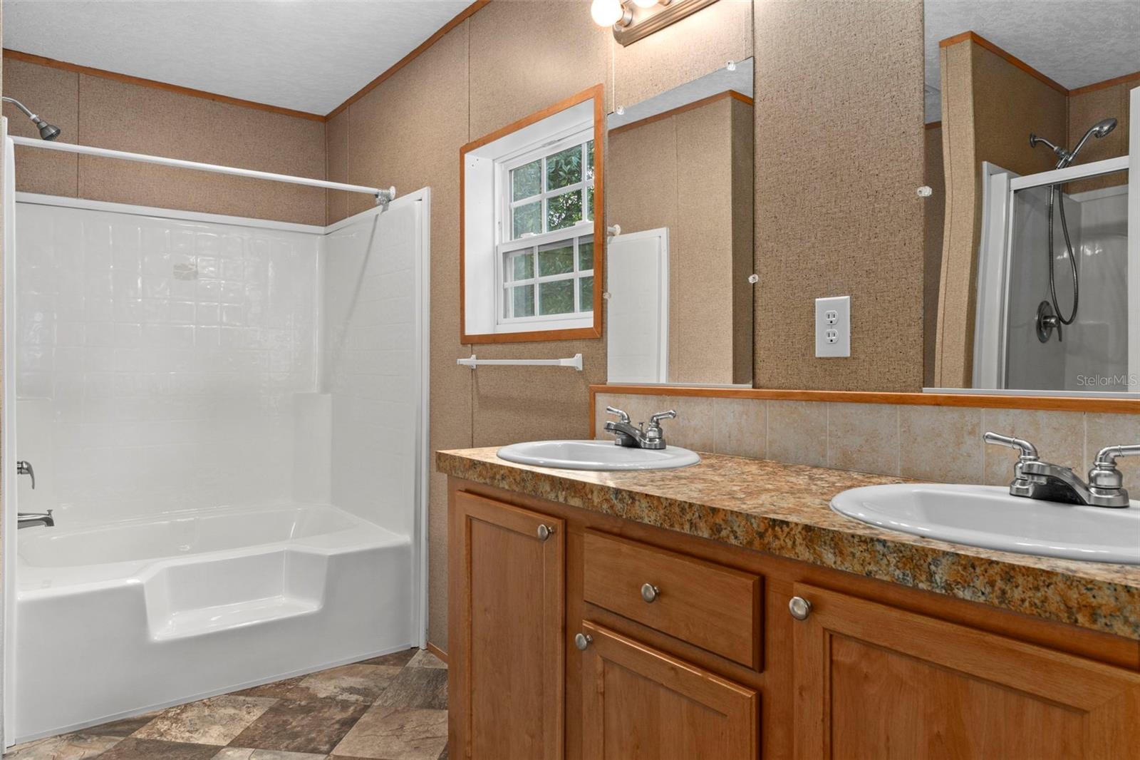 Image 18 of 31 For 315 Honey Bear Way