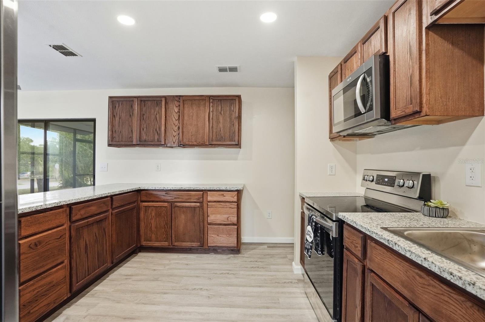 Image 16 of 38 For 7275 Edinburgh Way