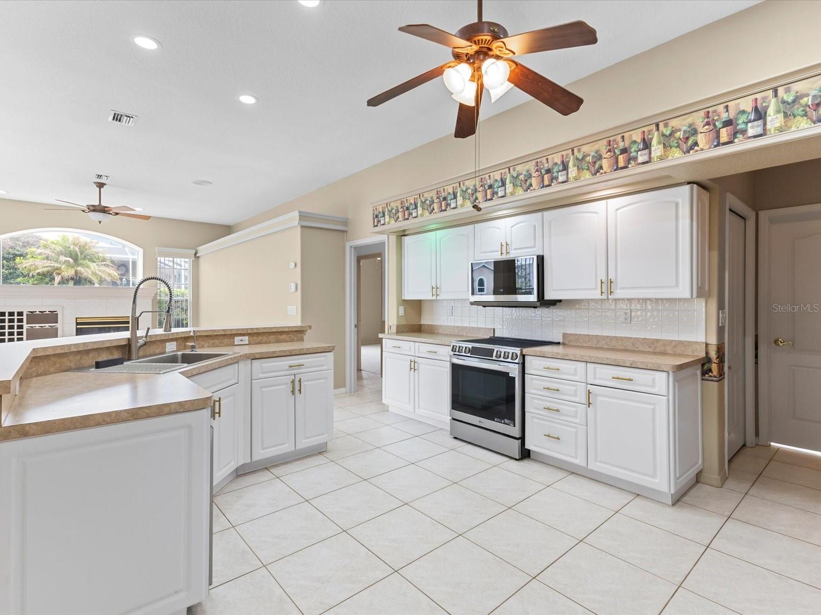 Listing photo id 15 for 13944 Talmage Loop