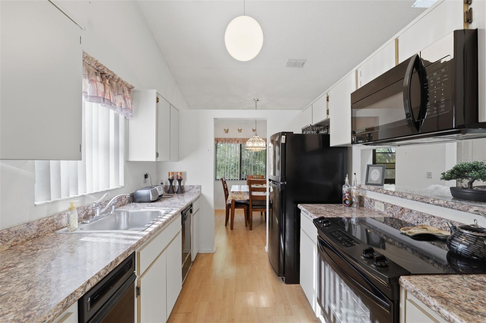 Listing photo id 4 for 9484 Nakoma Way 9484