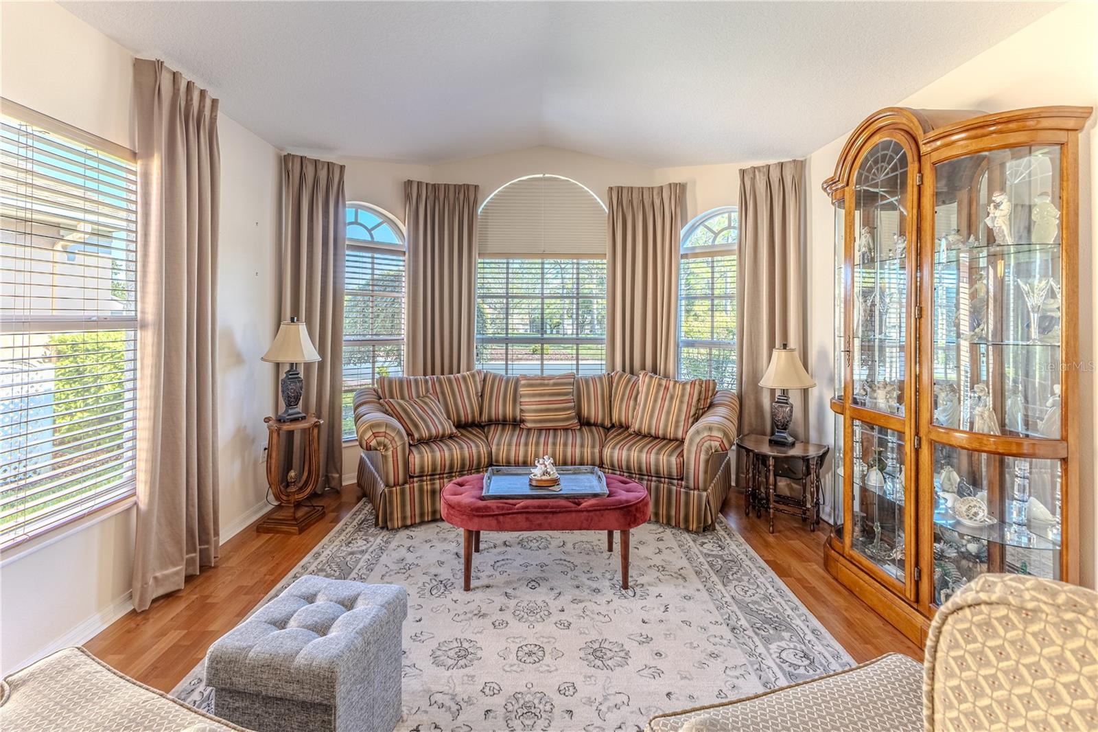 Listing photo id 3 for 150 Gordham Court