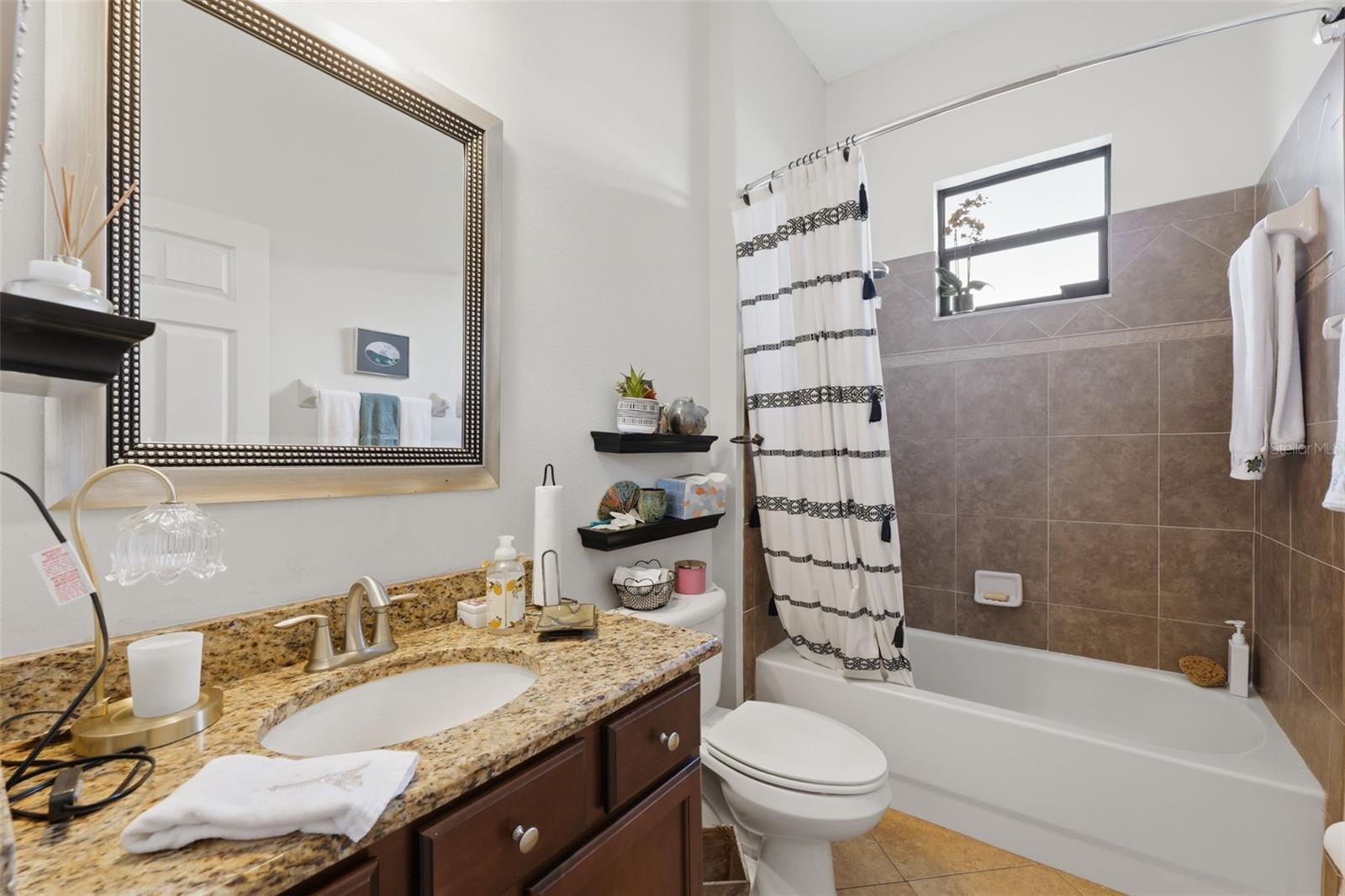 Image 18 of 57 For 2732 Devonoak Boulevard