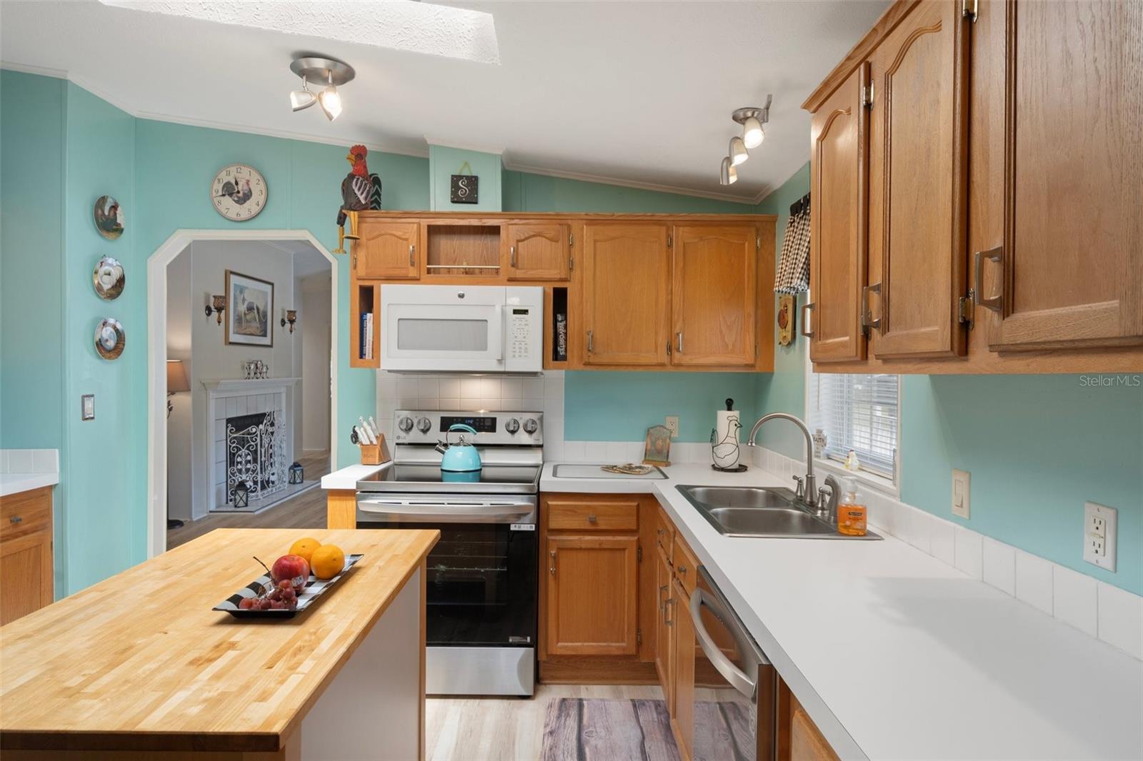 Image 21 of 56 For 20334 Woodside Street