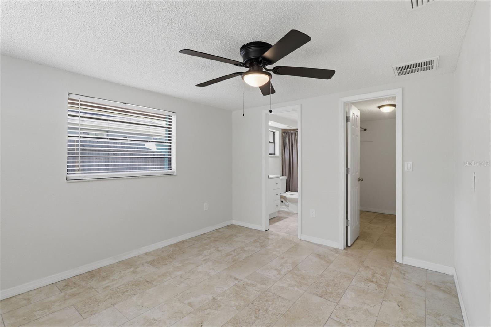 Image 15 of 25 For 12816 1st Isle