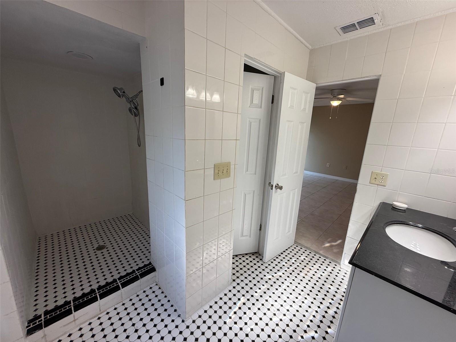 Listing photo id 11 for 2392 Fairview Road