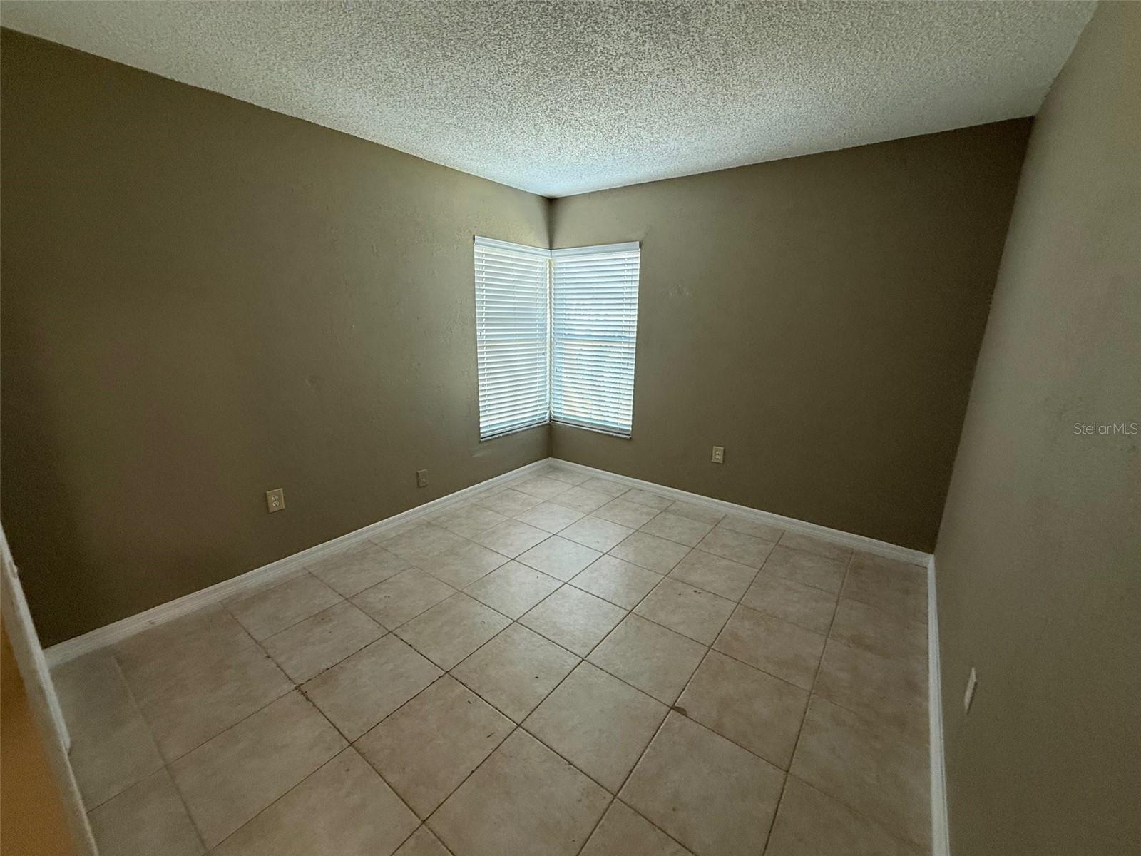 Listing photo id 13 for 2392 Fairview Road