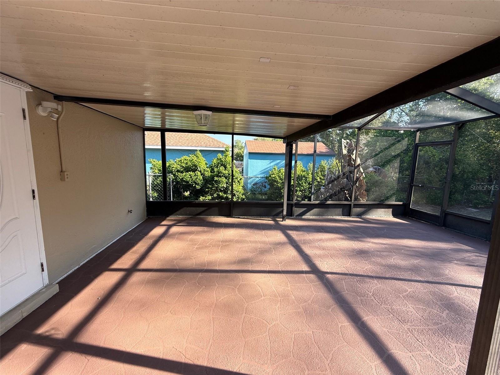 Listing photo id 18 for 2392 Fairview Road