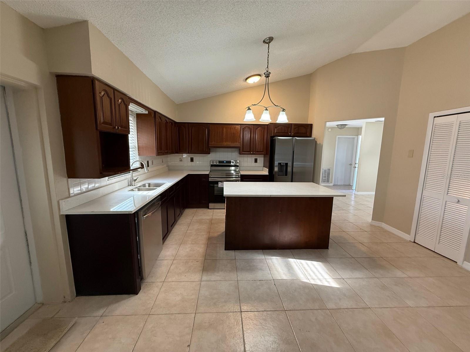 Listing photo id 6 for 2392 Fairview Road