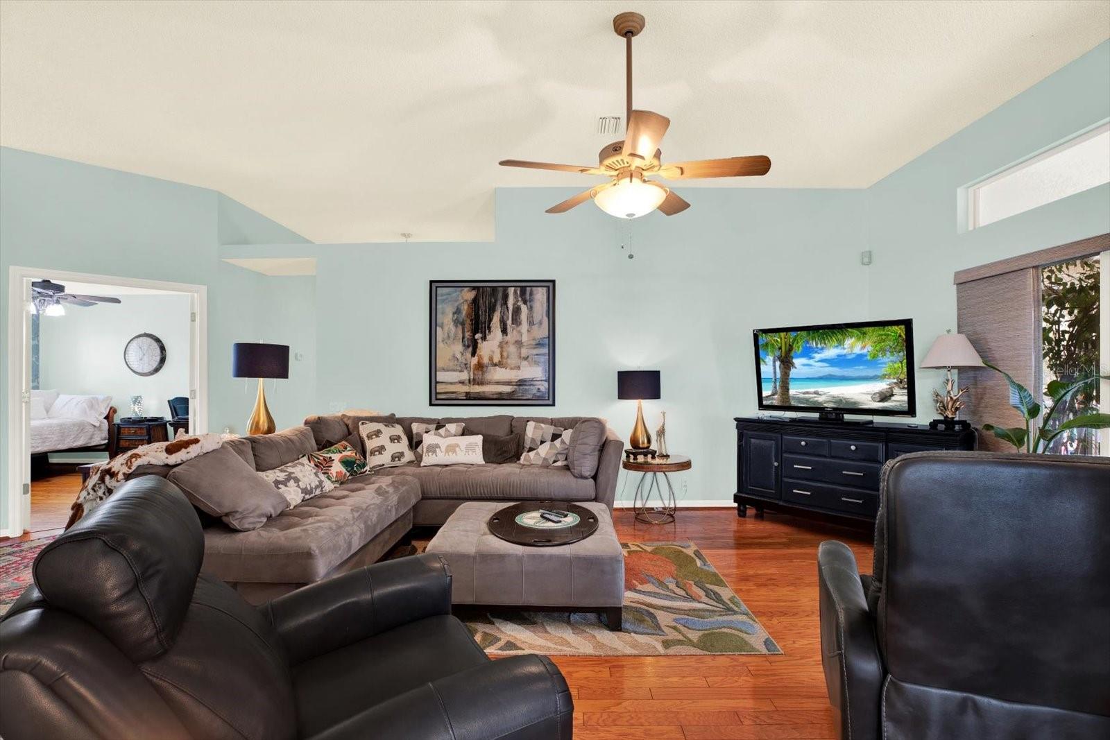 Listing photo id 16 for 13004 Hanley Drive