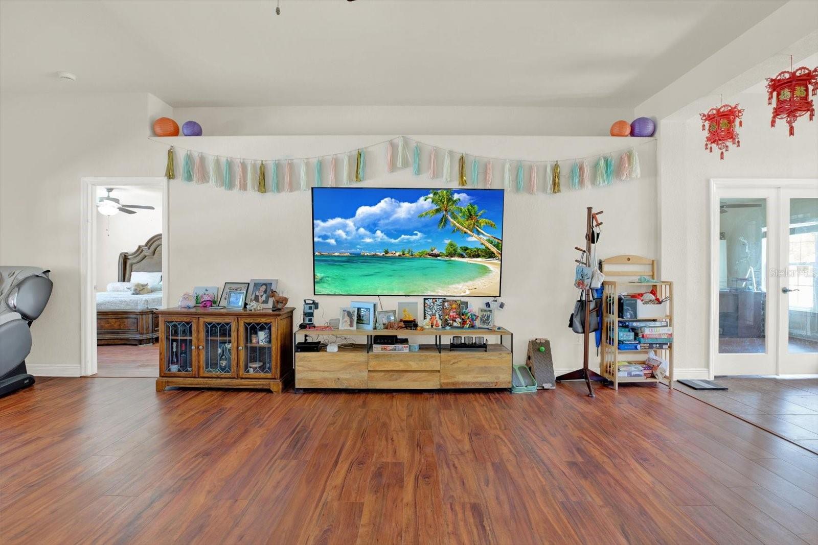 Image 5 of 34 For 14061 White Plains Street