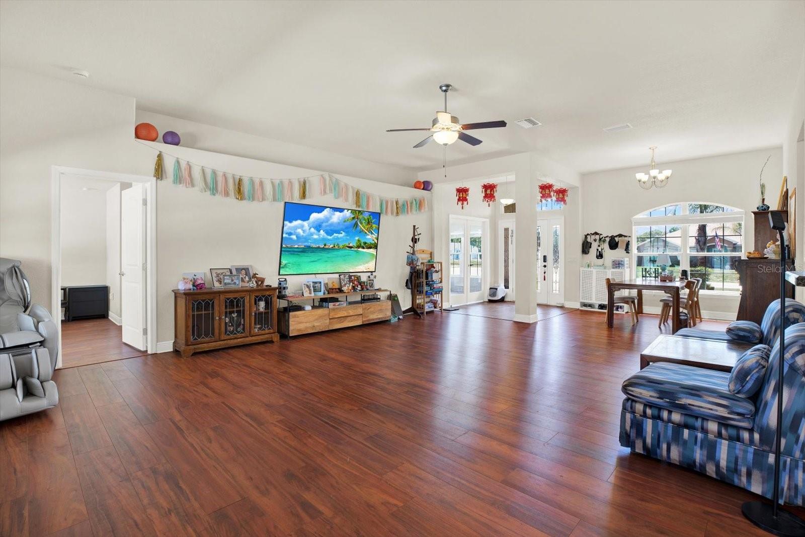 Image 6 of 34 For 14061 White Plains Street