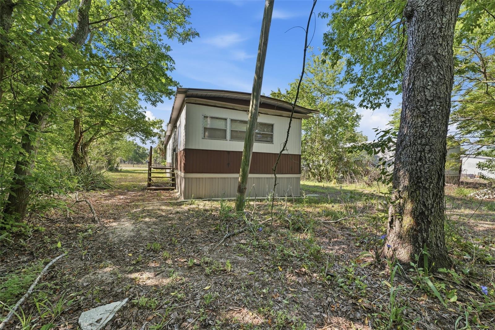 Listing photo id 16 for 16111 Sarasota Street