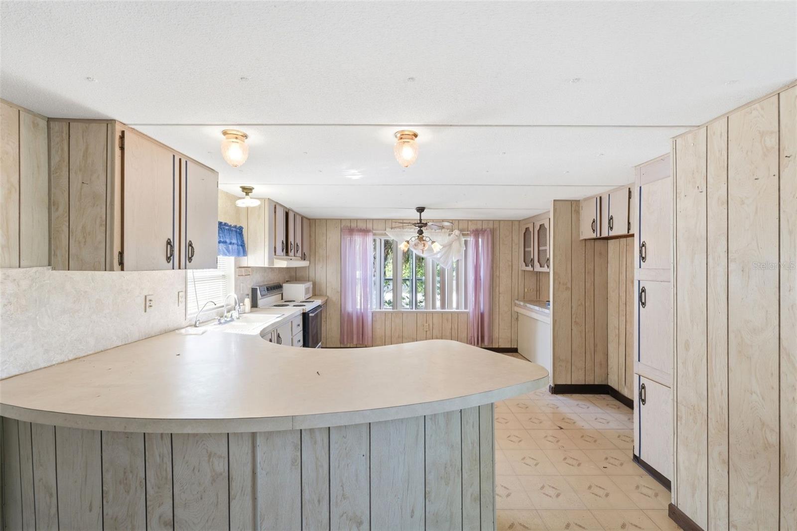 Listing photo id 19 for 16111 Sarasota Street