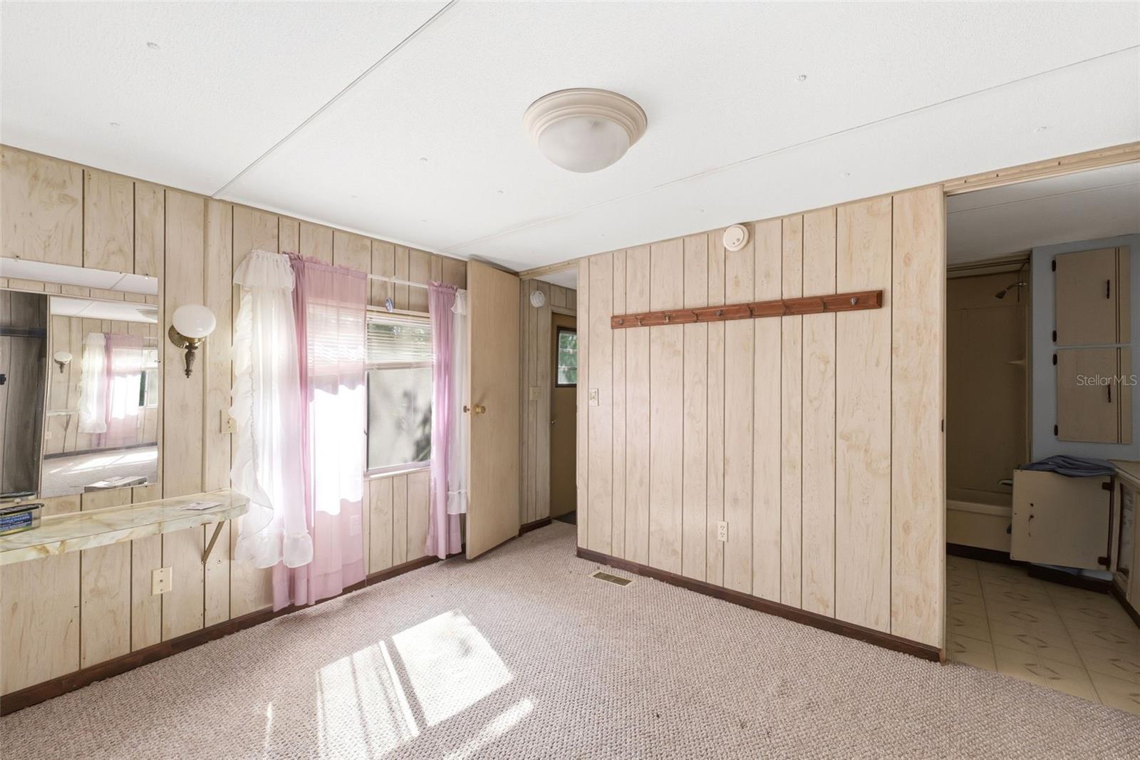 Listing photo id 21 for 16111 Sarasota Street