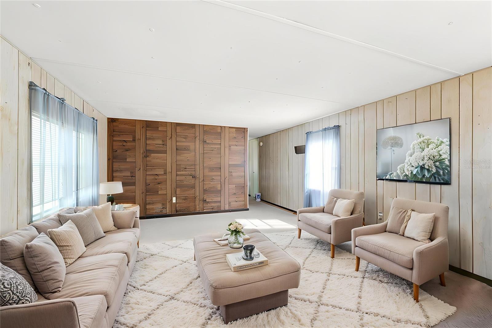 Listing photo id 2 for 16111 Sarasota Street