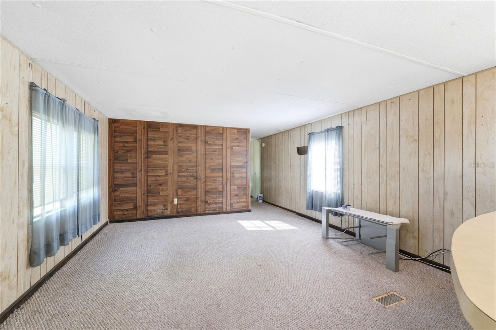 Listing photo id 3 for 16111 Sarasota Street