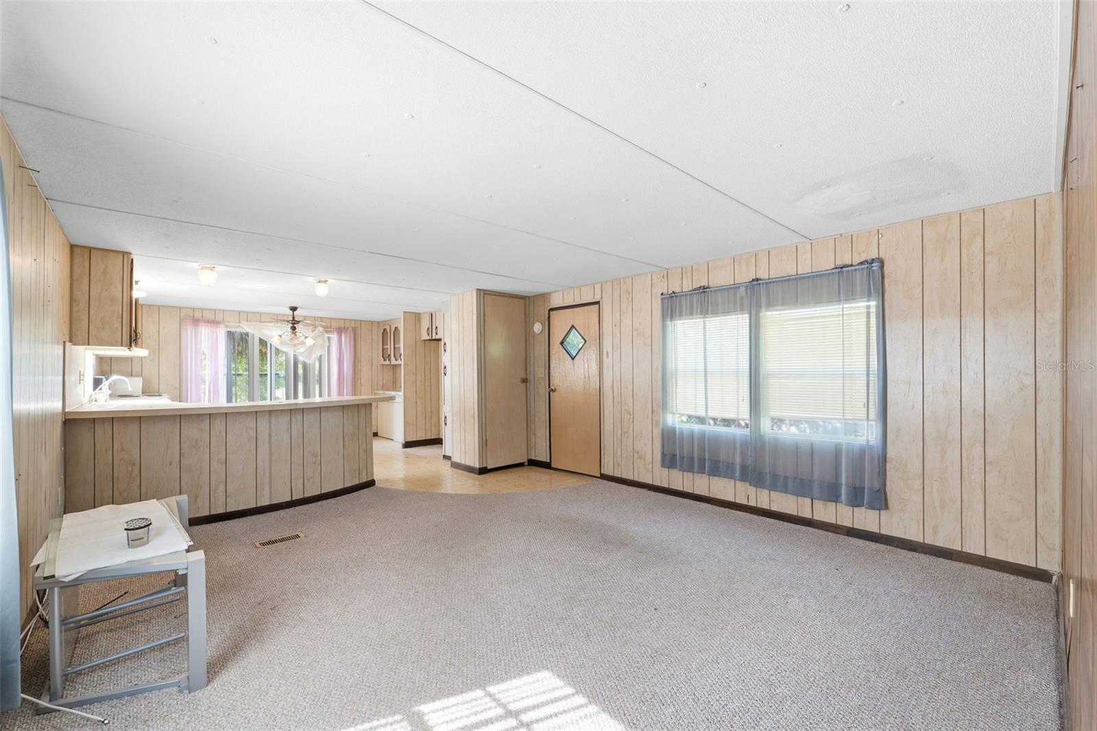 Listing photo id 4 for 16111 Sarasota Street