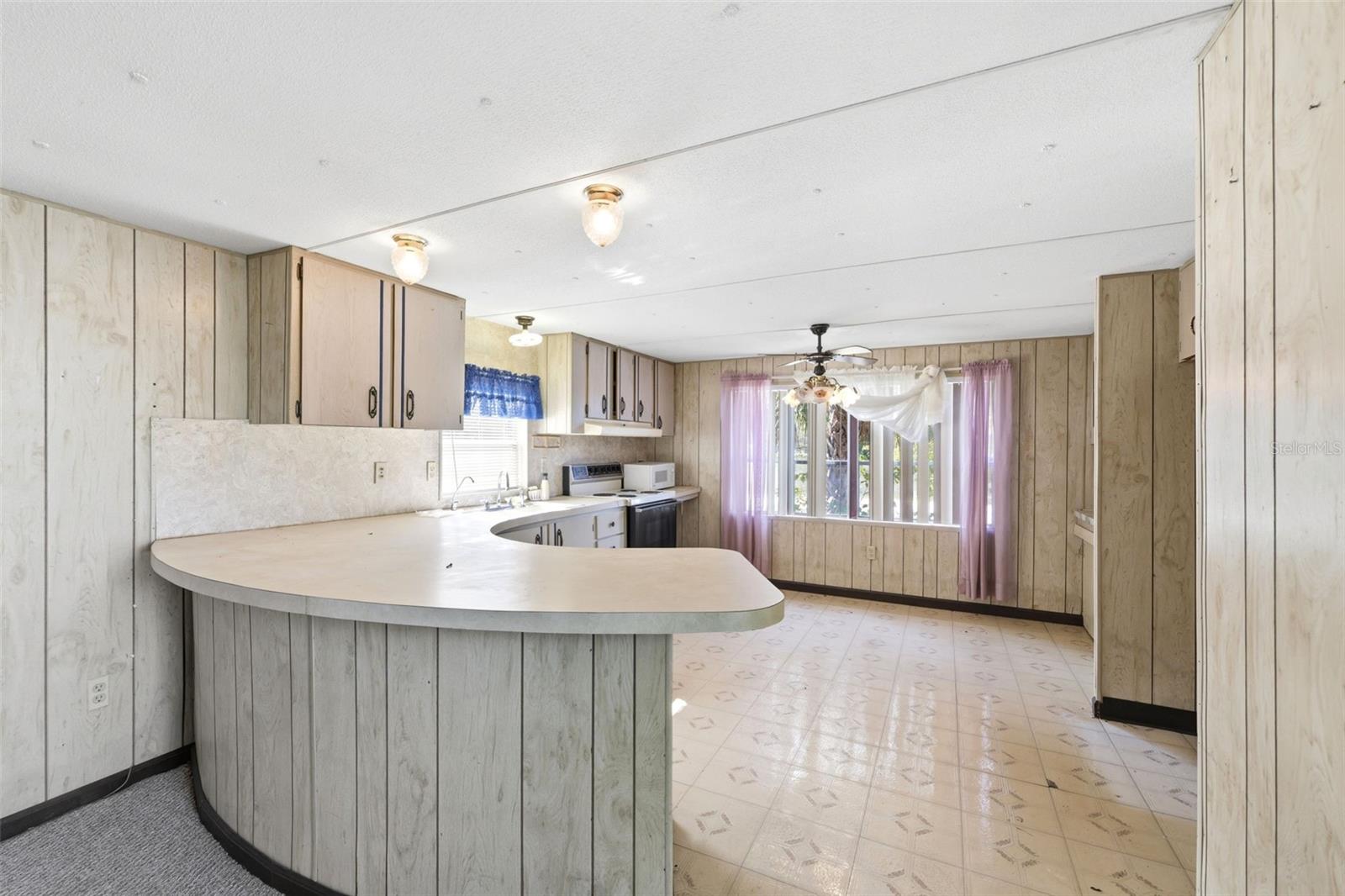 Listing photo id 6 for 16111 Sarasota Street