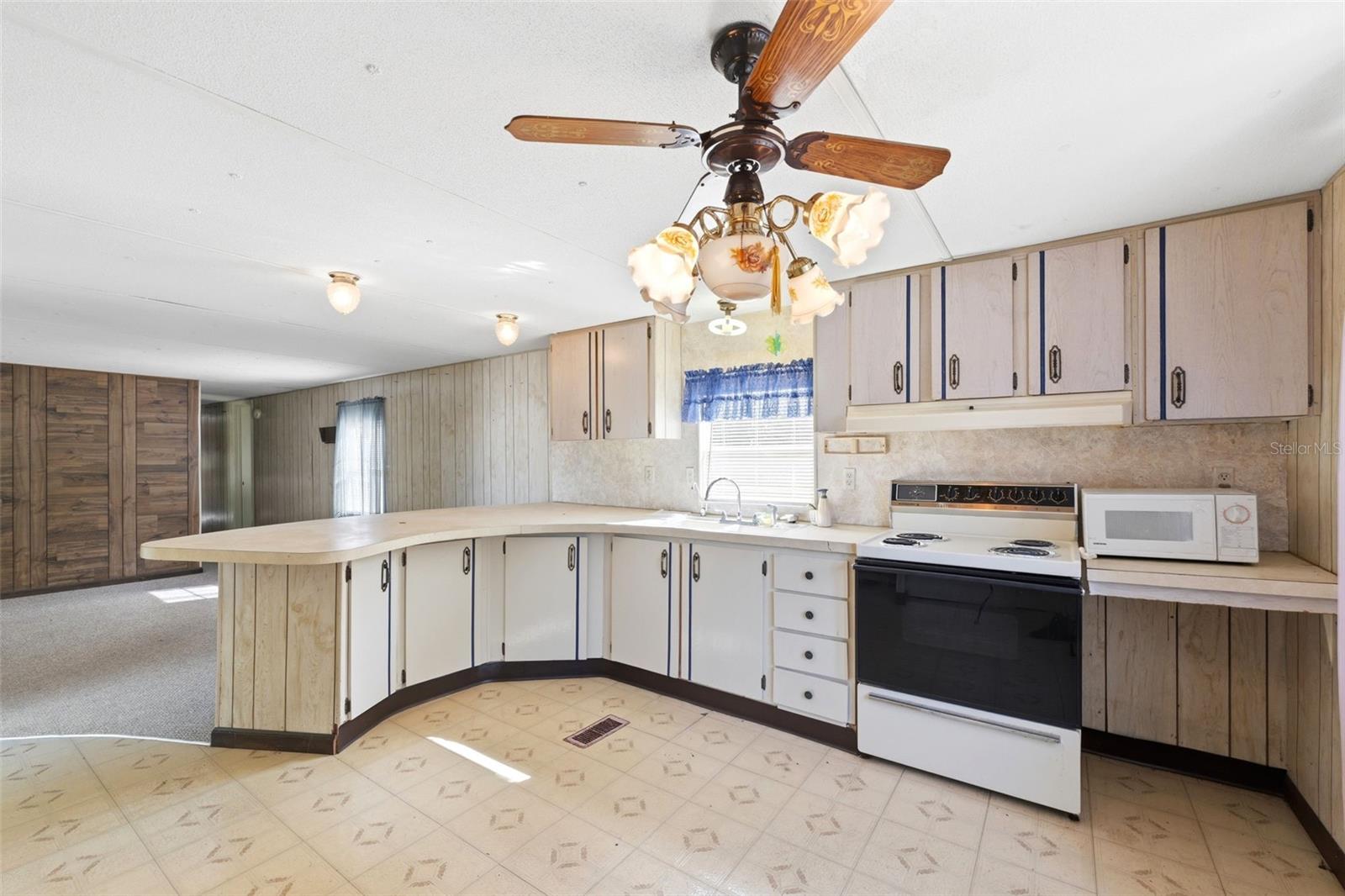 Listing photo id 7 for 16111 Sarasota Street