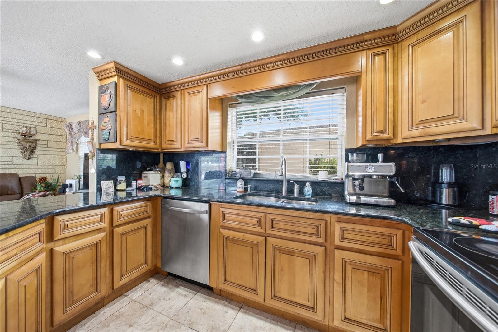 Listing photo id 8 for 7140 Rockwood Drive