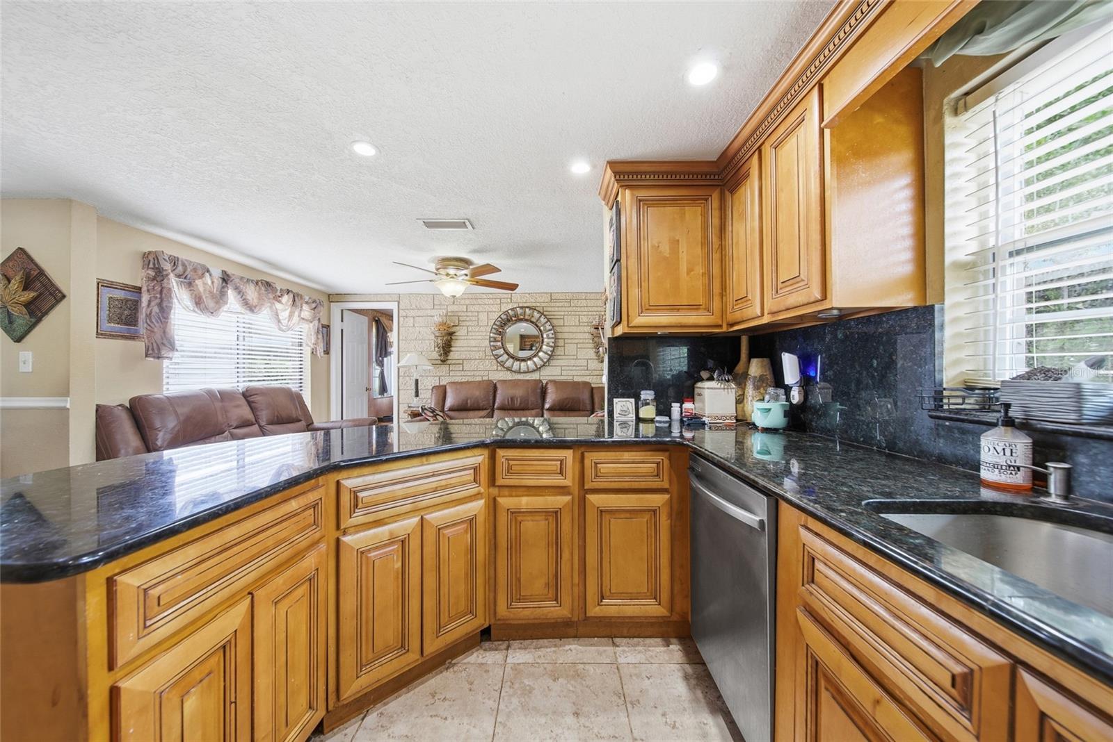 Listing photo id 10 for 7140 Rockwood Drive