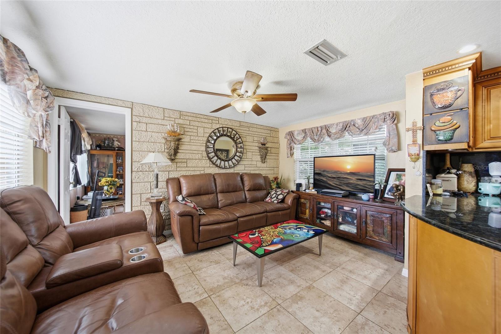 Listing photo id 11 for 7140 Rockwood Drive