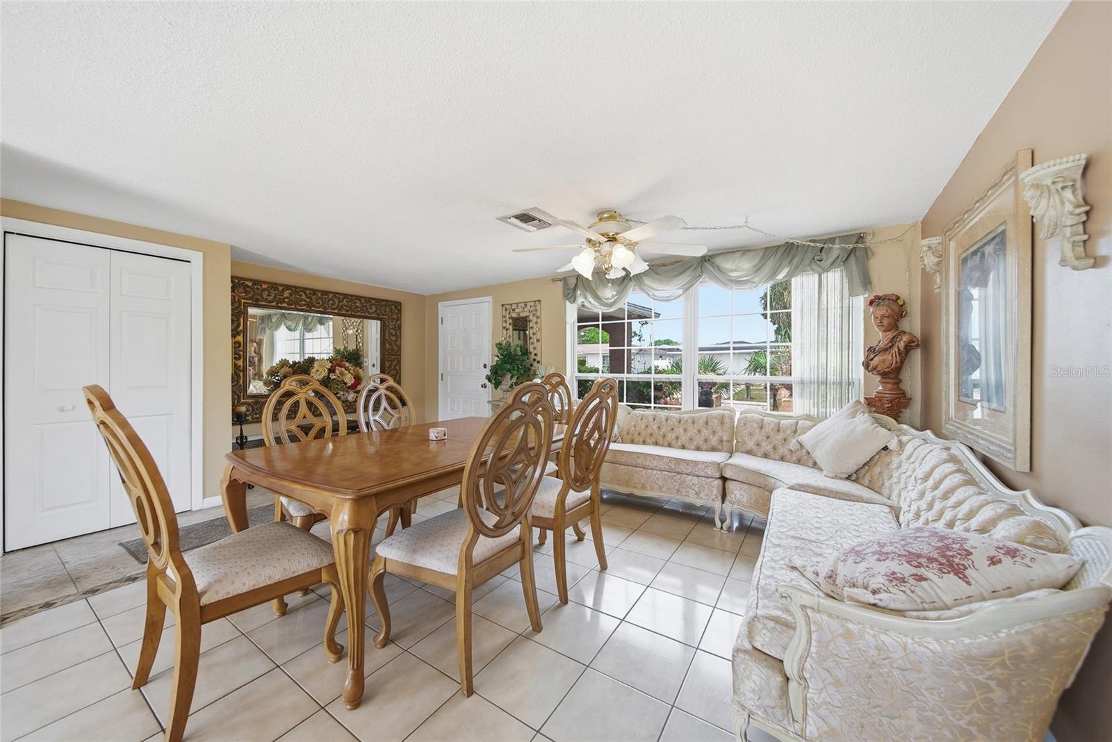 Listing photo id 2 for 7140 Rockwood Drive