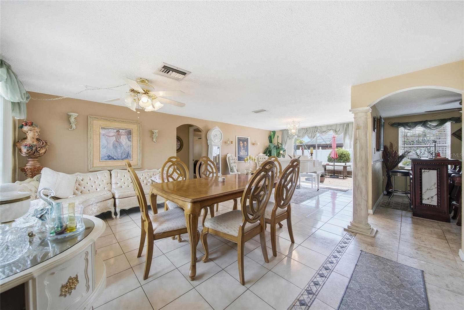 Listing photo id 3 for 7140 Rockwood Drive