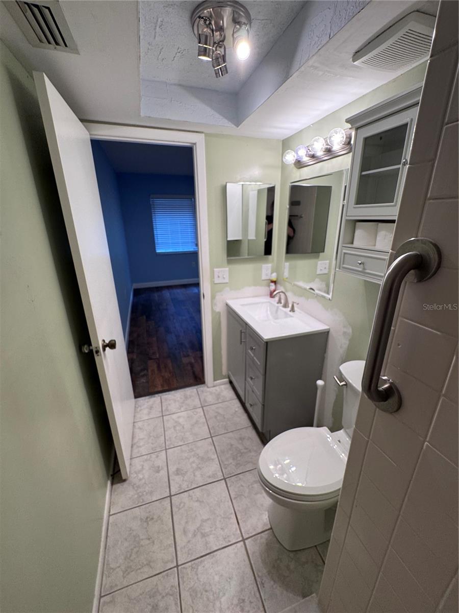 Image 11 of 31 For 511 Longfellow Court B