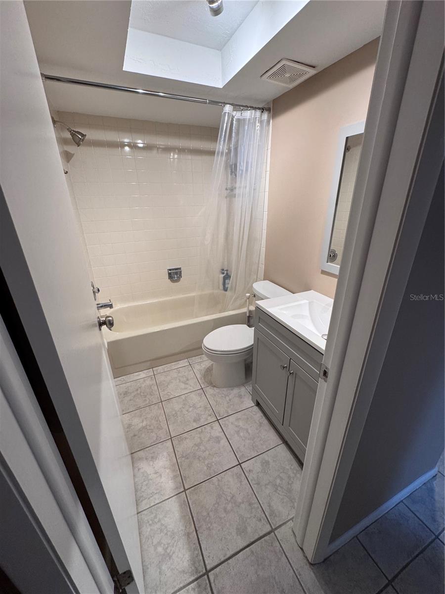 Image 19 of 31 For 511 Longfellow Court B