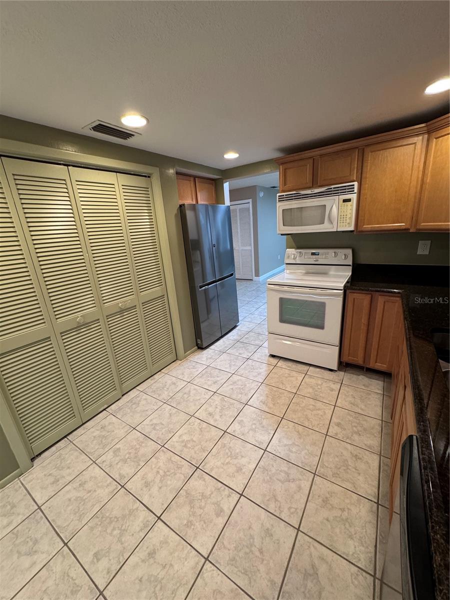 Image 23 of 31 For 511 Longfellow Court B