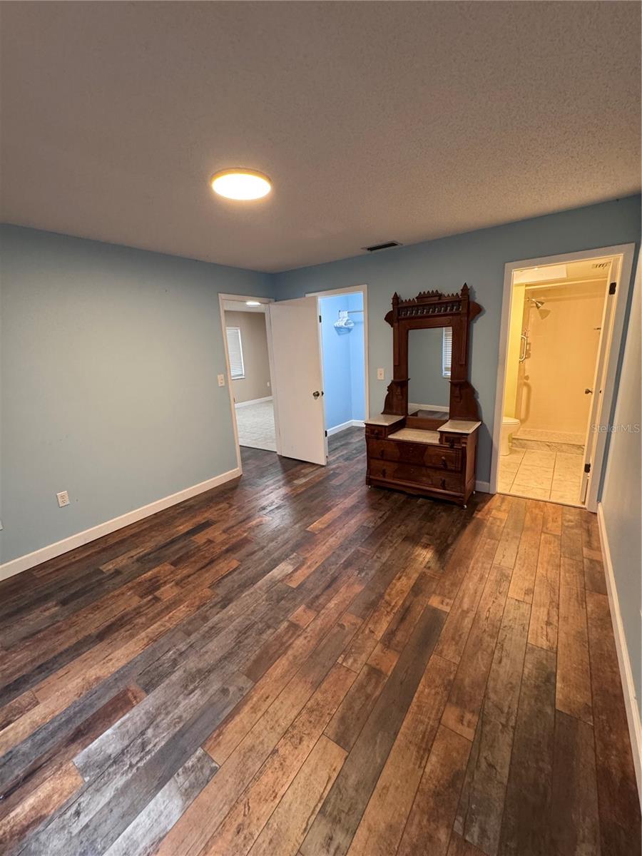 Image 9 of 31 For 511 Longfellow Court B