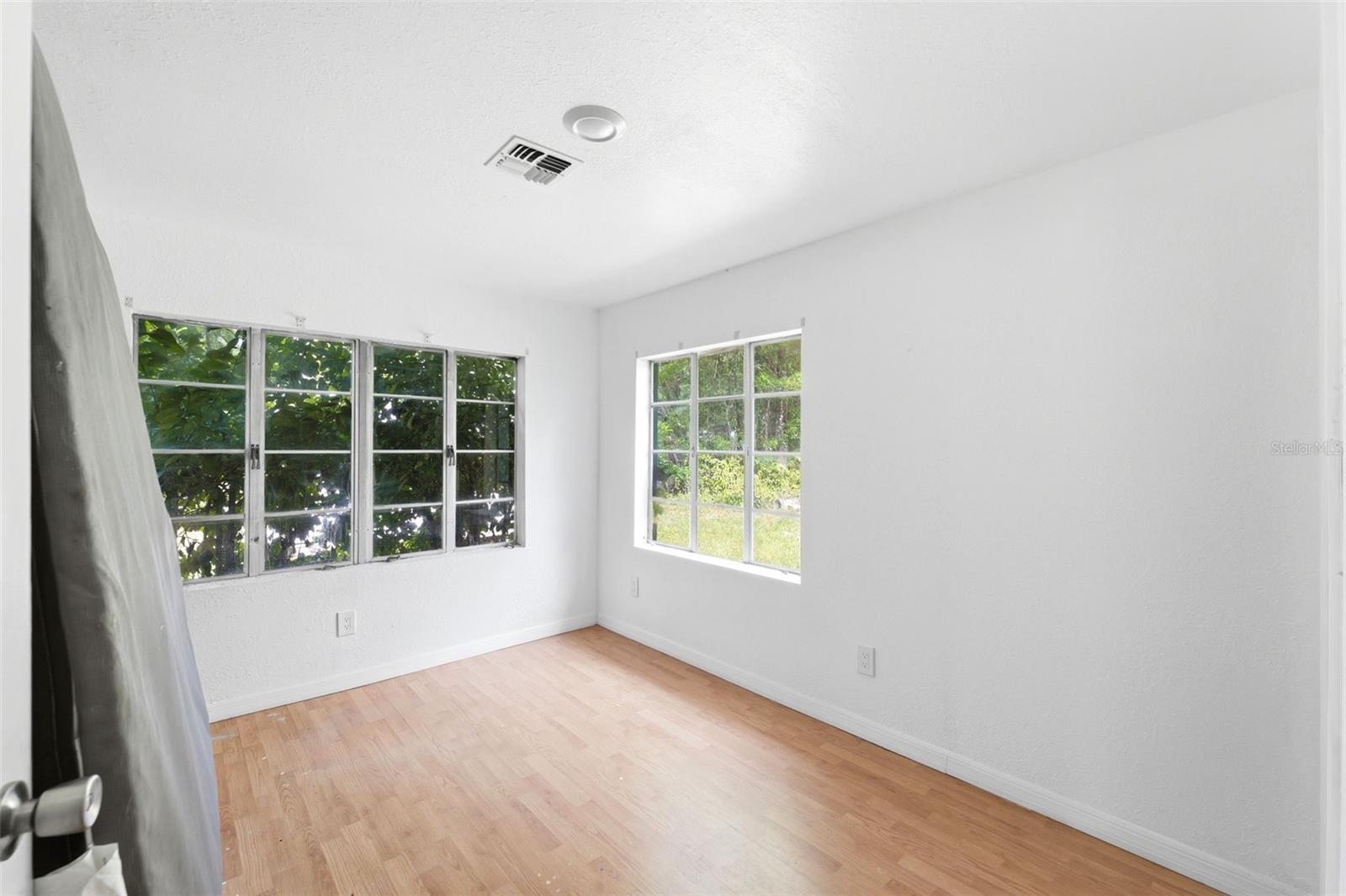 Image 37 of 49 For 27 Croom Road