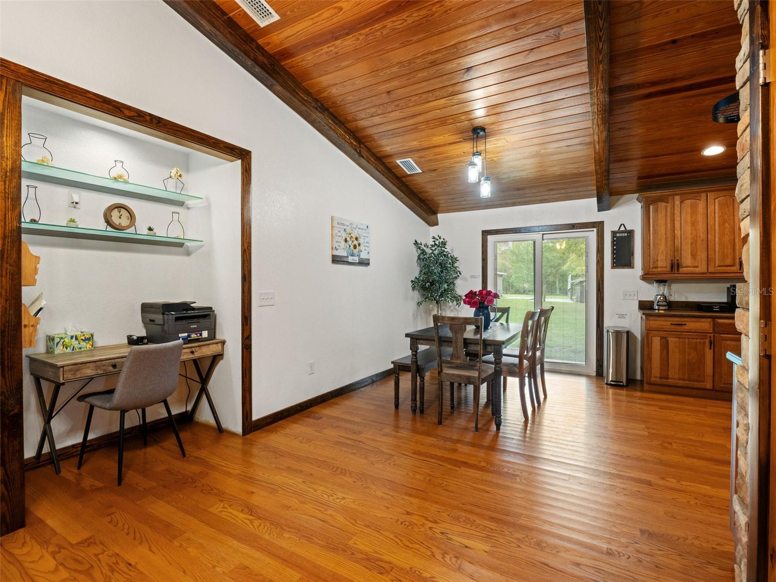 Listing photo id 8 for 22250 Hayman Road