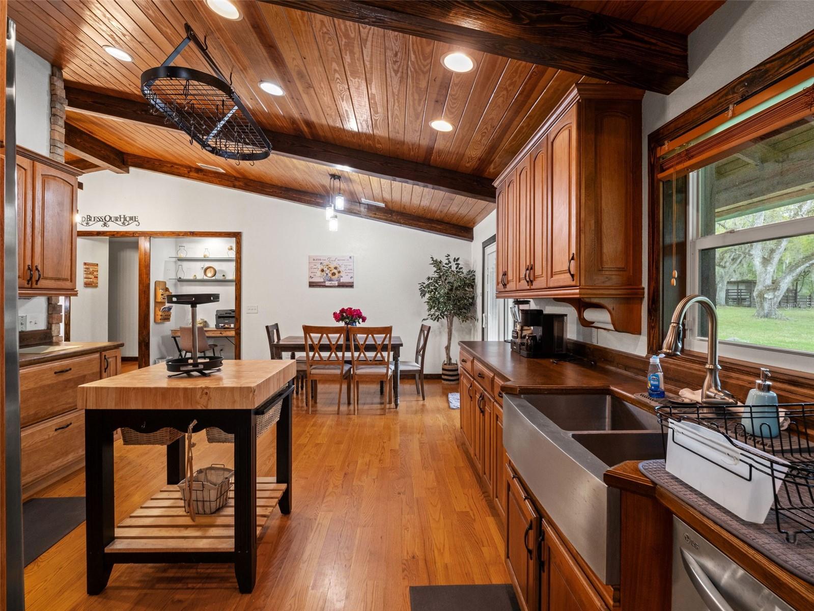 Listing photo id 11 for 22250 Hayman Road