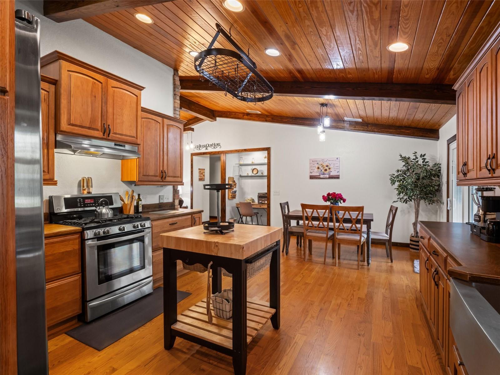 Listing photo id 12 for 22250 Hayman Road