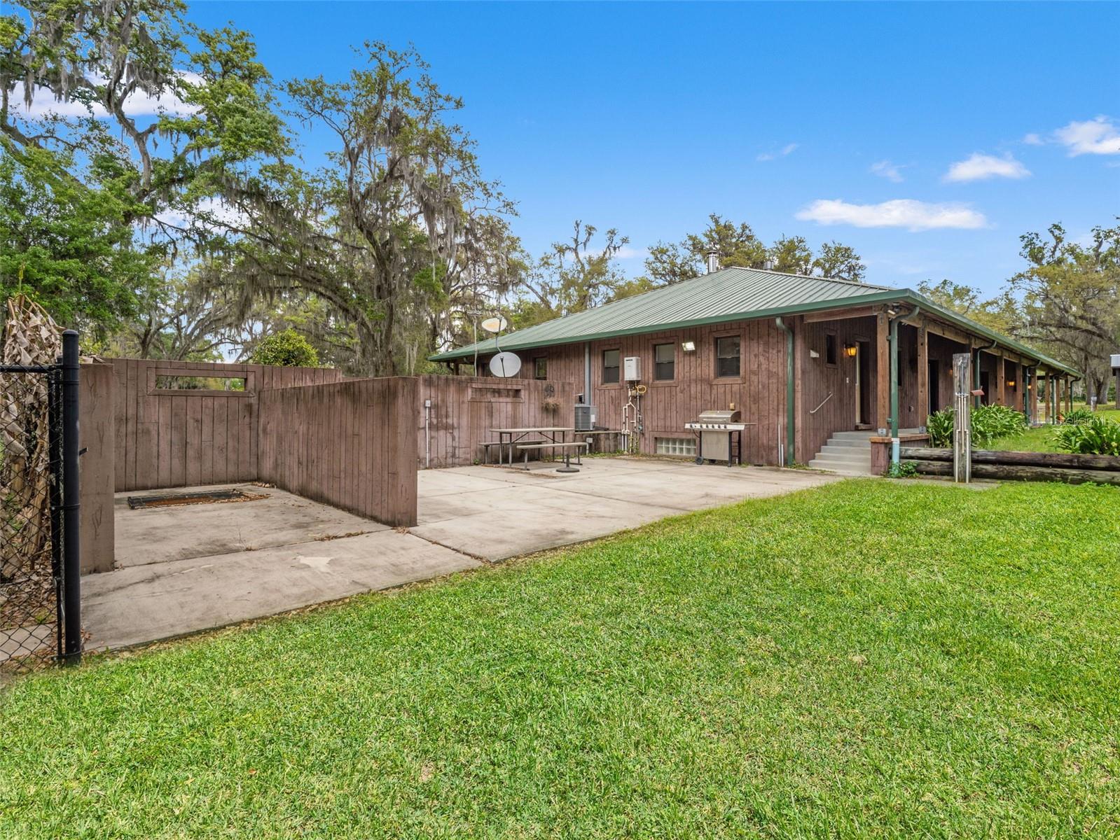 Listing photo id 5 for 22250 Hayman Road