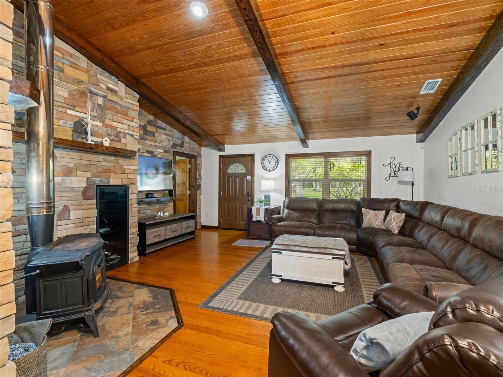 Listing photo id 6 for 22250 Hayman Road