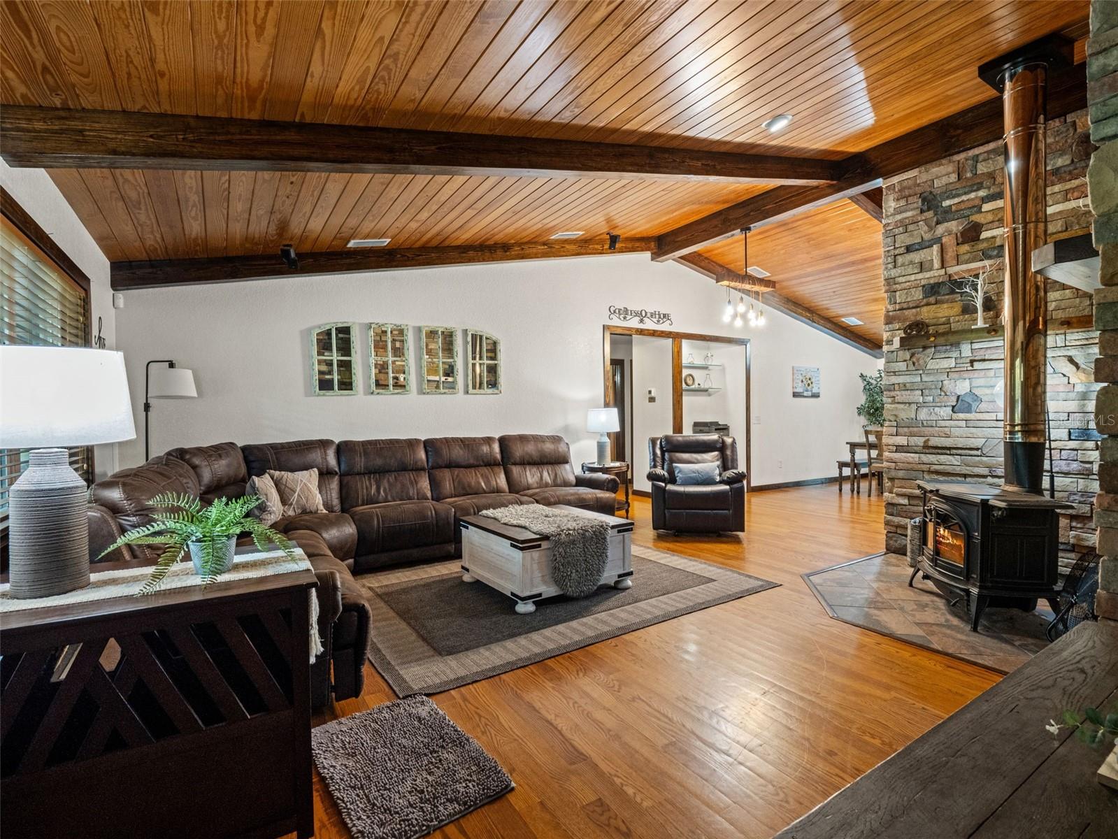 Listing photo id 7 for 22250 Hayman Road