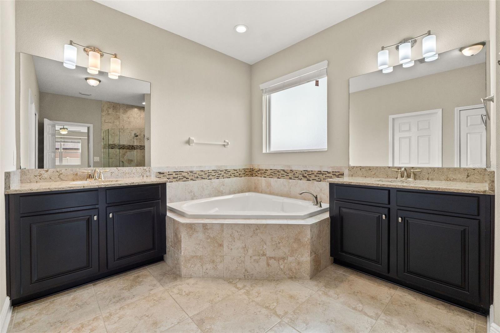 Image 24 of 67 For 18696 Malinche Loop