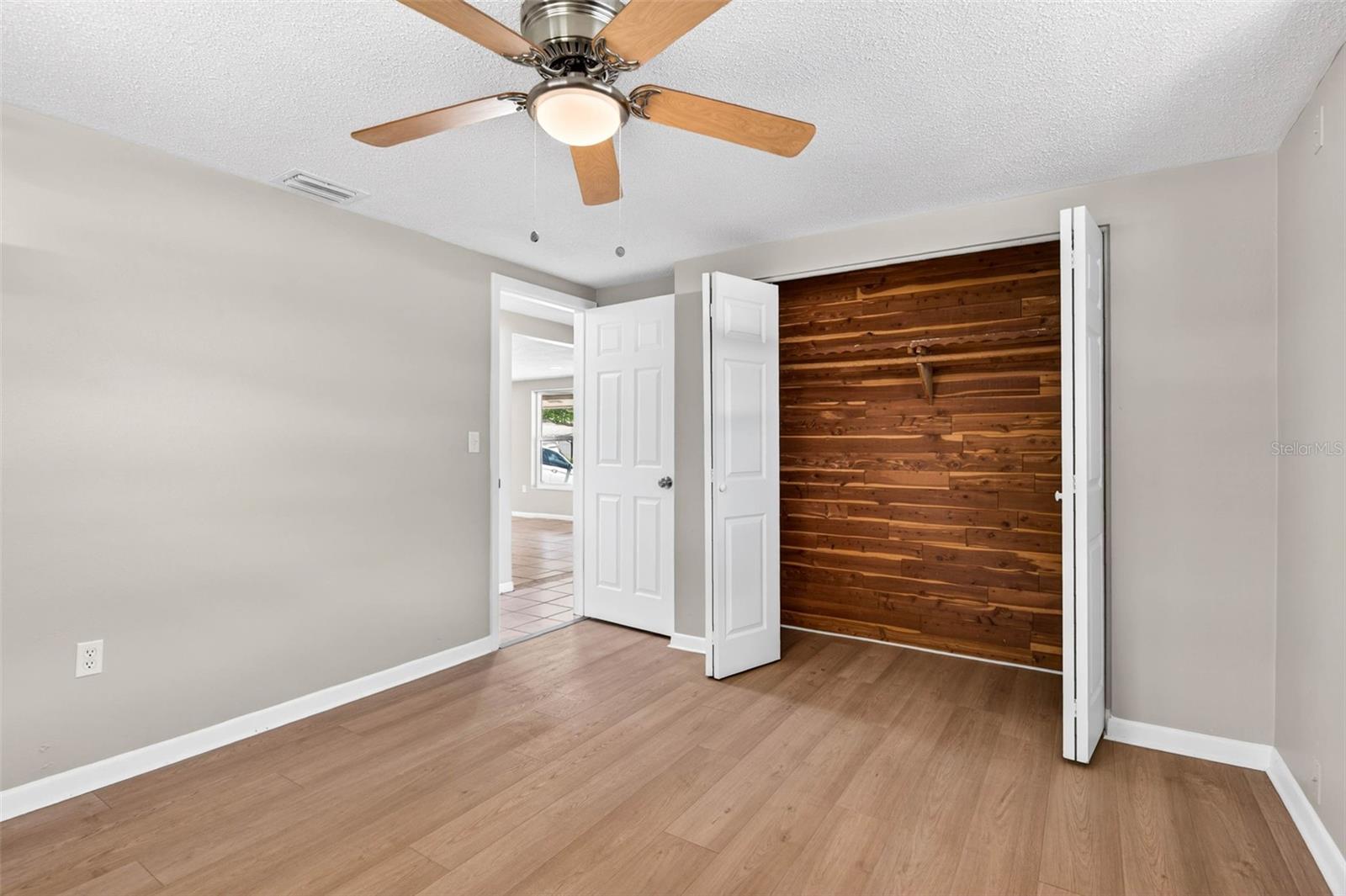 Listing photo id 12 for 8915 Sterling Lane