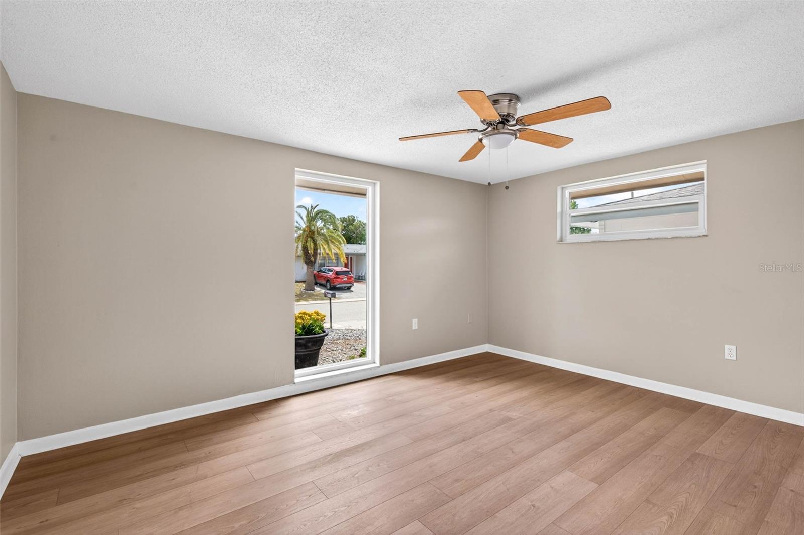 Listing photo id 13 for 8915 Sterling Lane