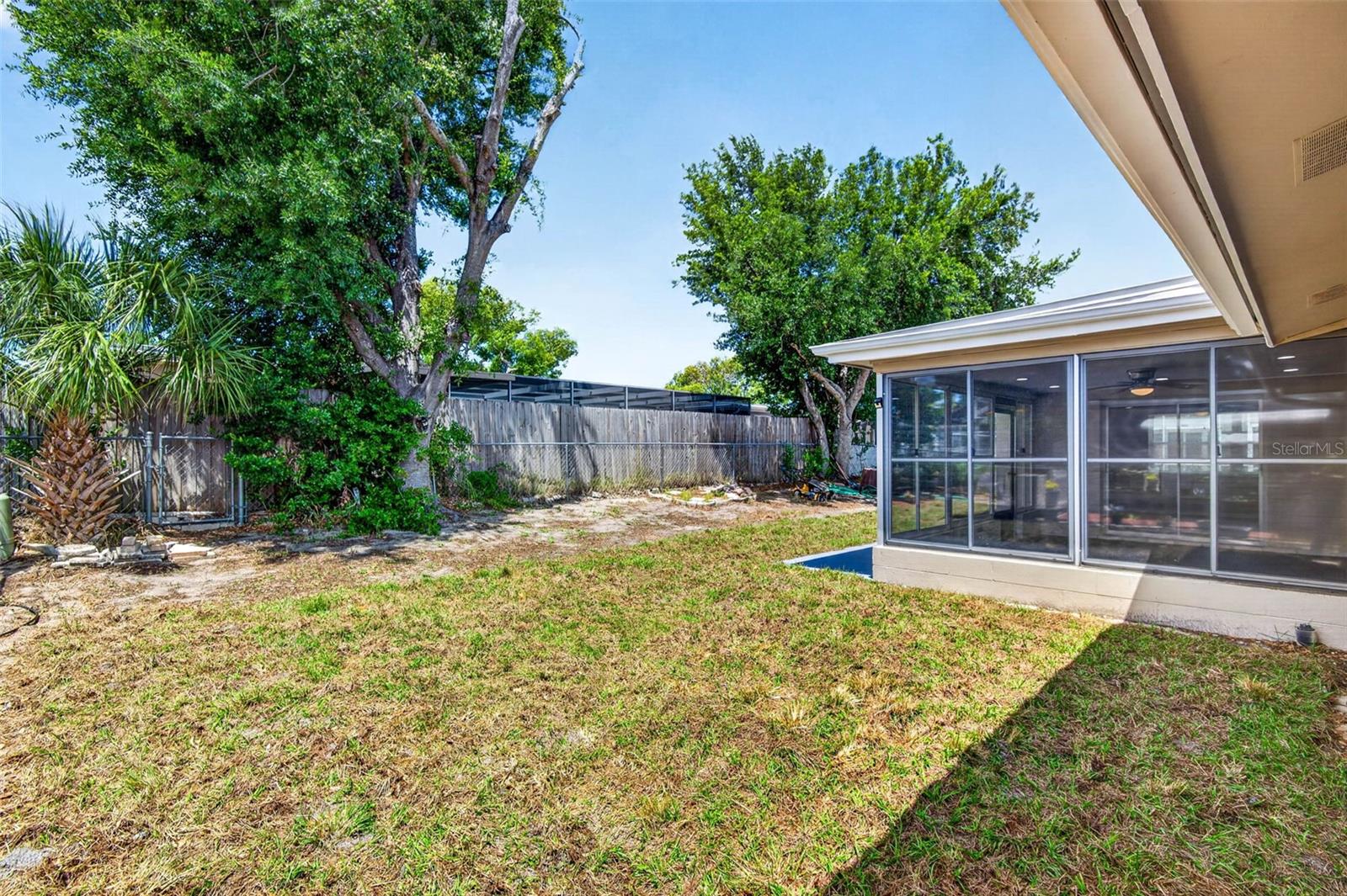 Listing photo id 24 for 8915 Sterling Lane