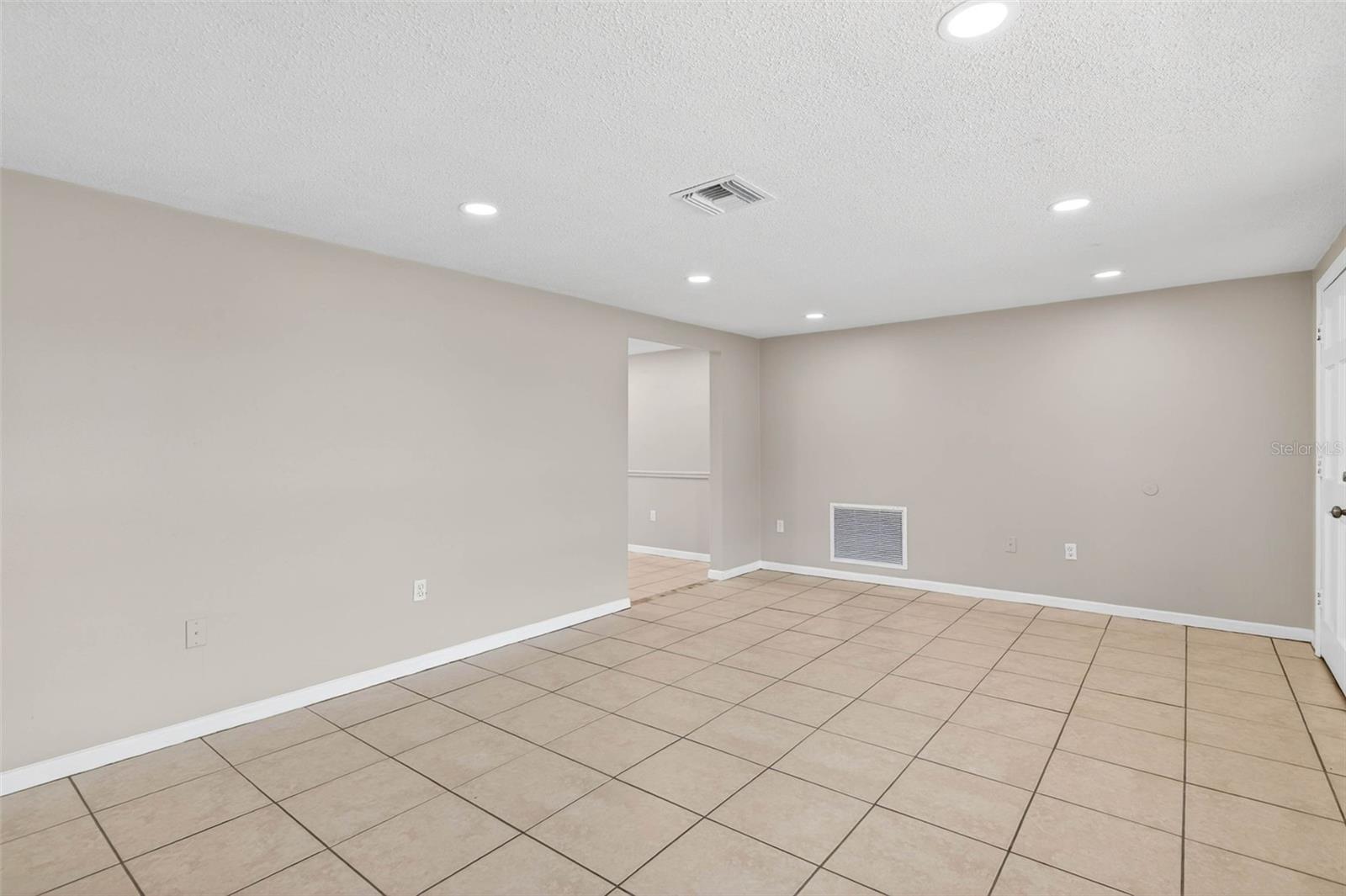 Listing photo id 3 for 8915 Sterling Lane