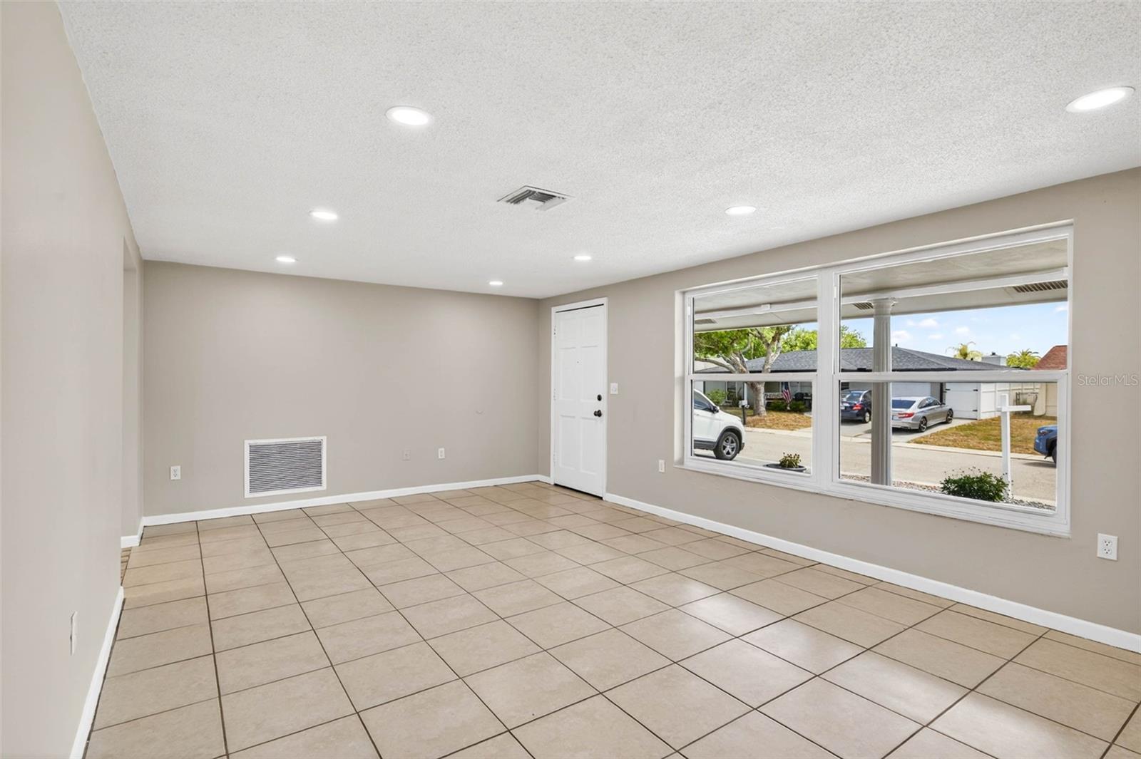 Listing photo id 4 for 8915 Sterling Lane