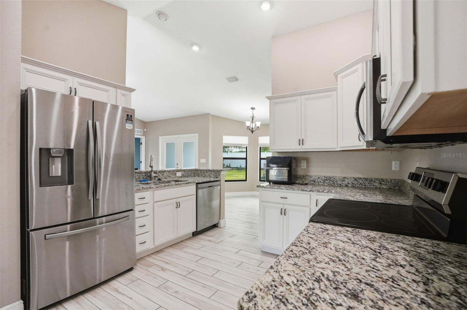 Listing photo id 8 for 4128 Everett Avenue