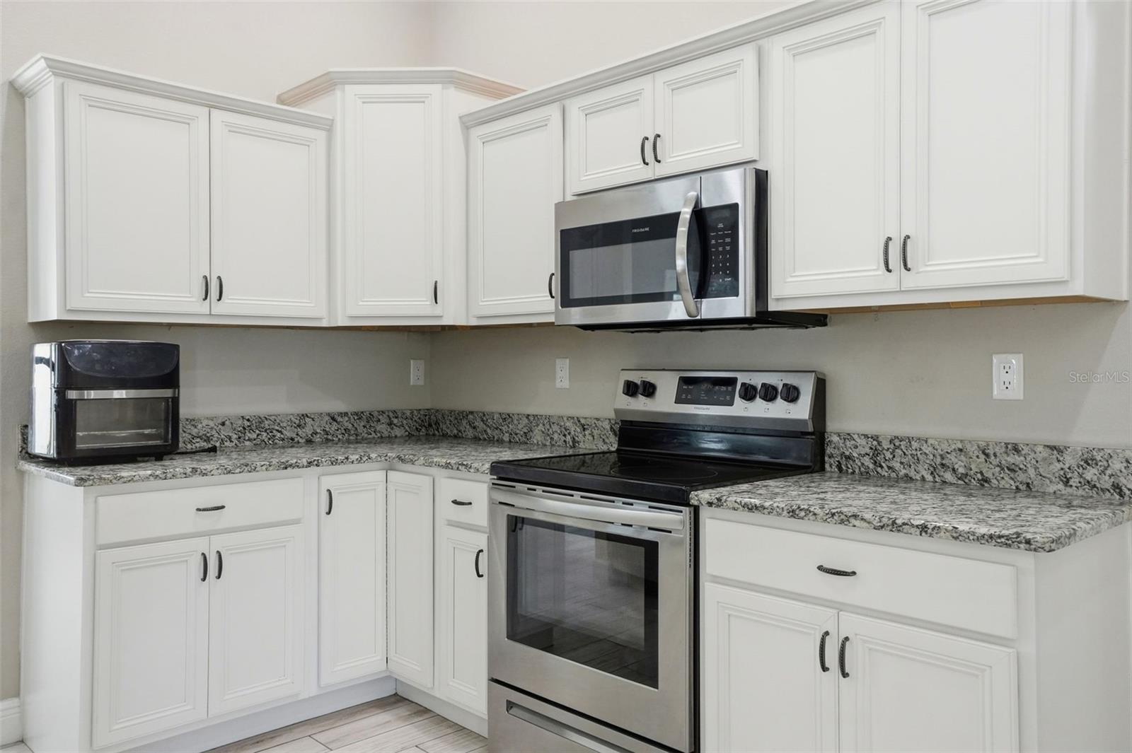 Listing photo id 9 for 4128 Everett Avenue