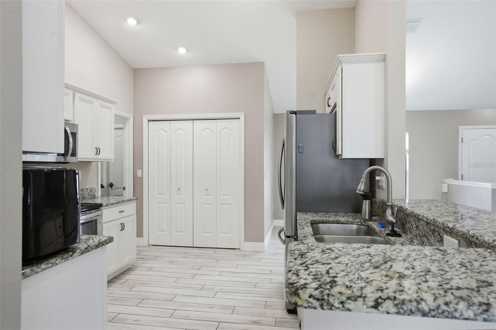 Listing photo id 10 for 4128 Everett Avenue